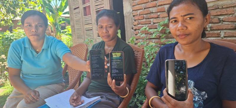 A kader showing a result screen on her phone